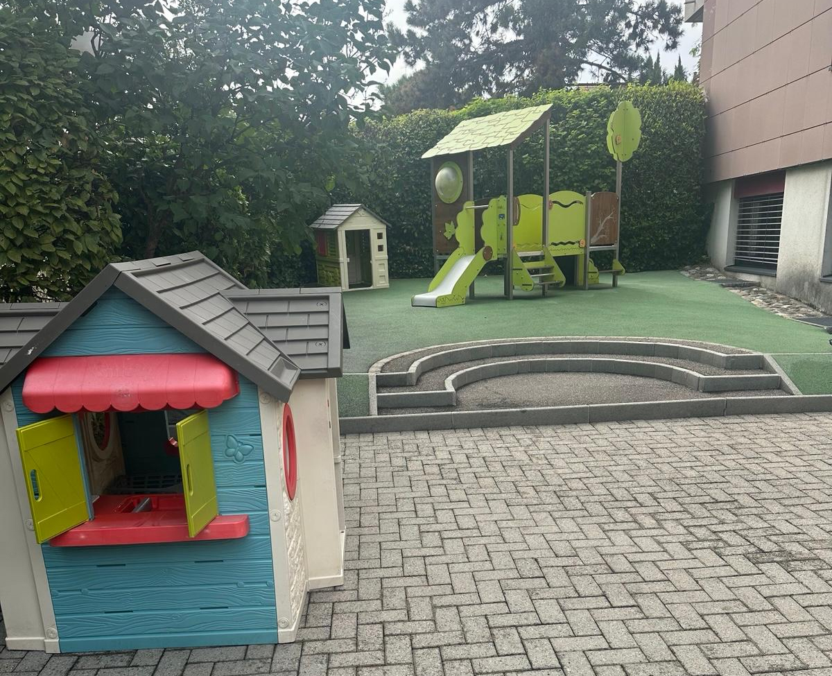 Kinder, die an einer beaufsichtigten Aktivität teilnehmen, die Lernen, Kreativität und soziale Interaktion fördert.